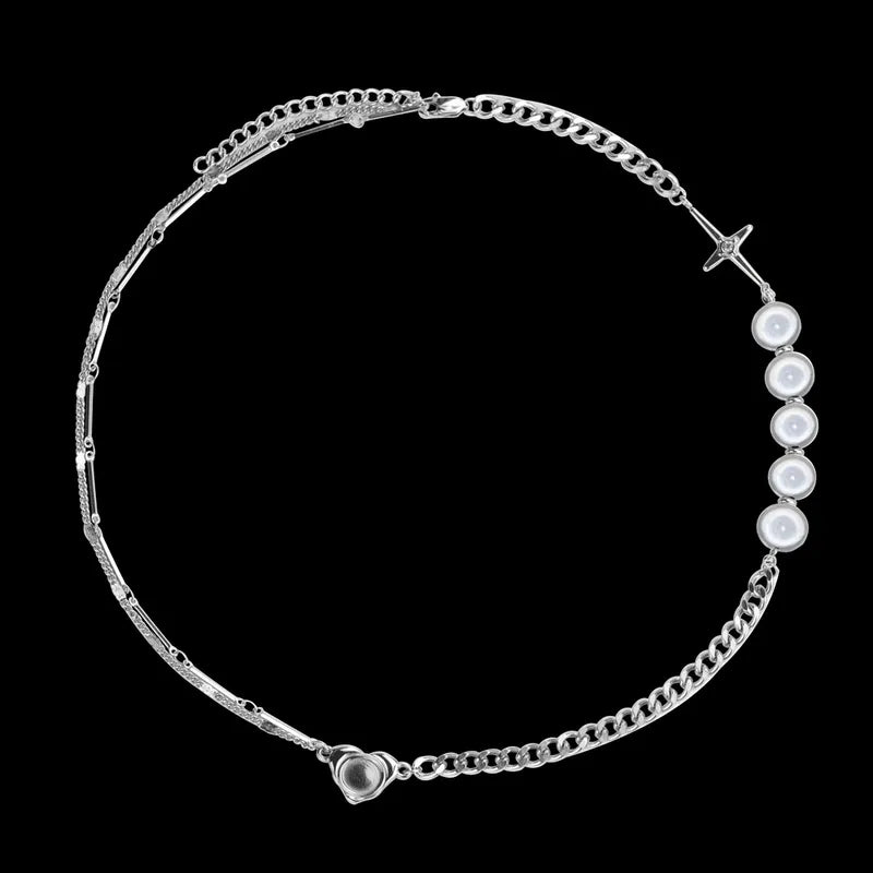 Collier Rond Plaqué Or Blanc Et Perles Artificielles.