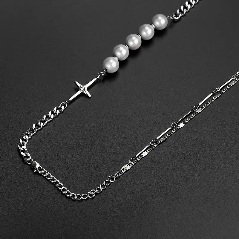 Collier Rond Plaqué Or Blanc Et Perles Artificielles.