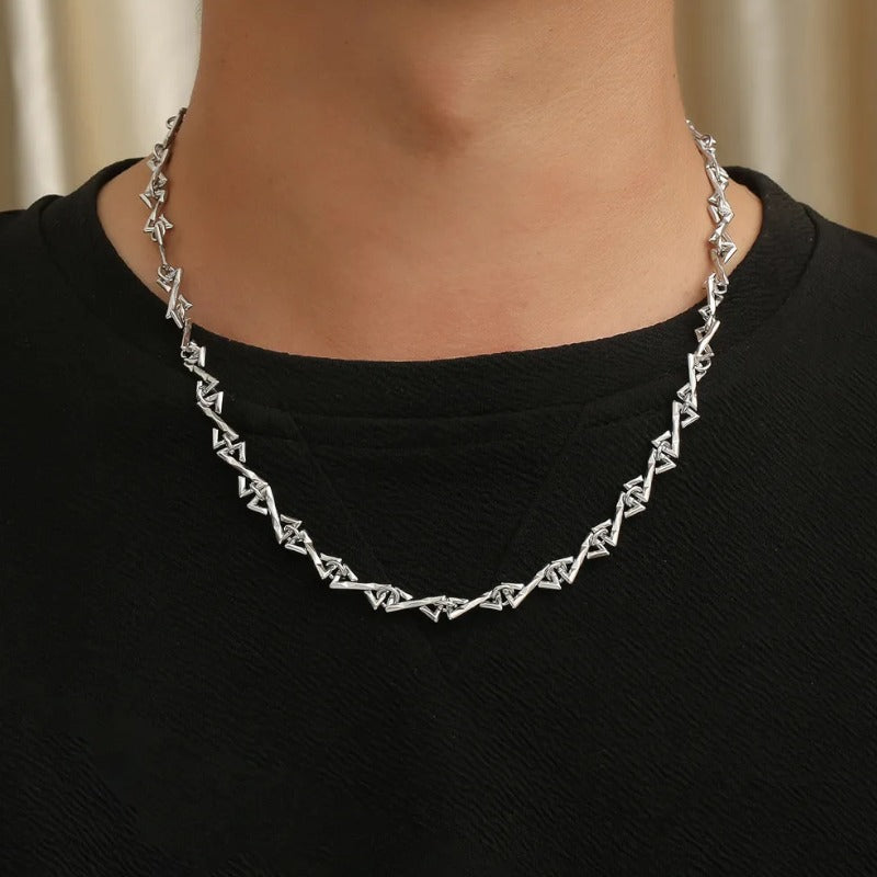 Collier Maille Géométrique En Titane Poli.